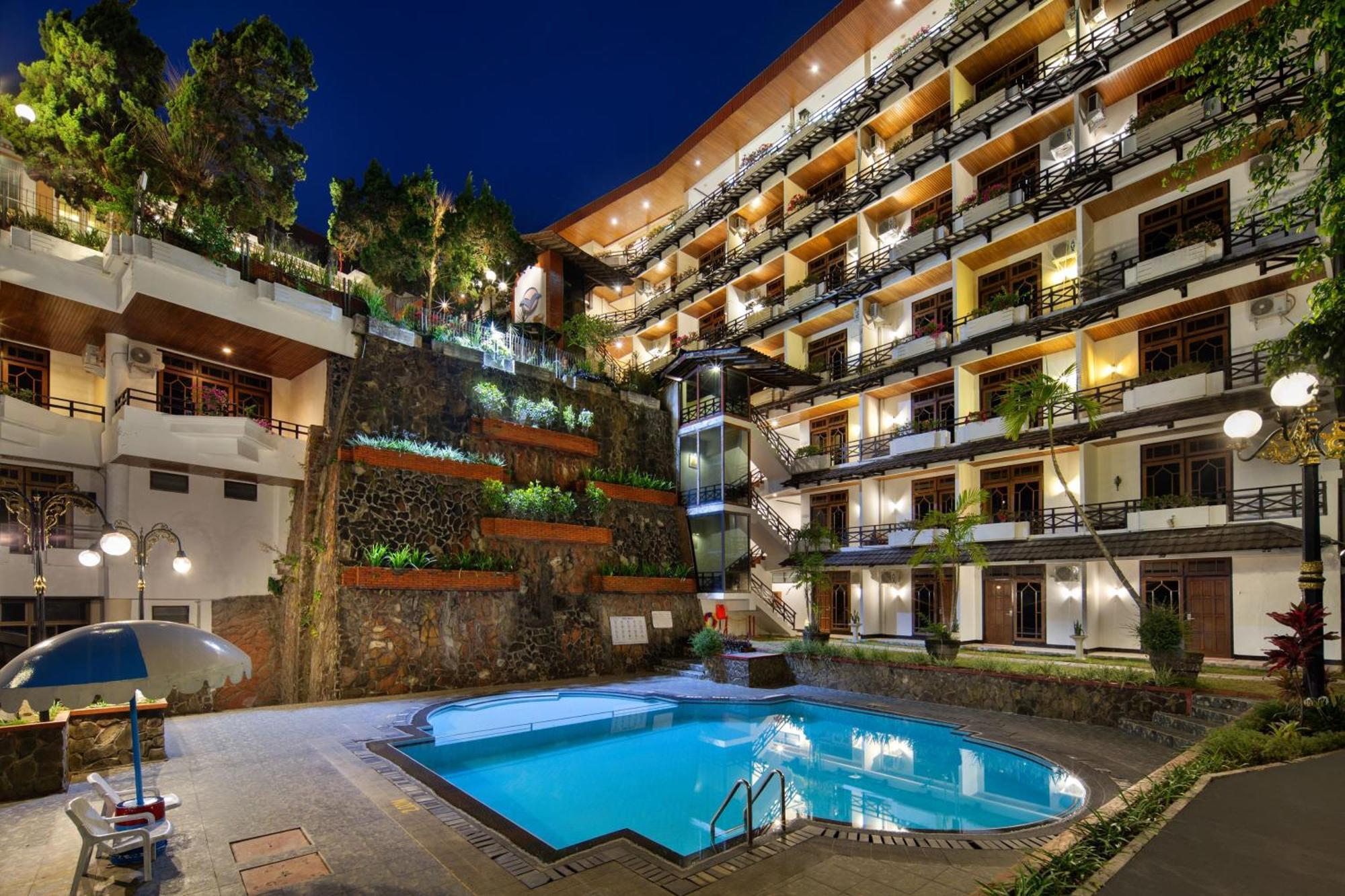 Royal Hotel And Convention Tretes Prigen Exterior foto