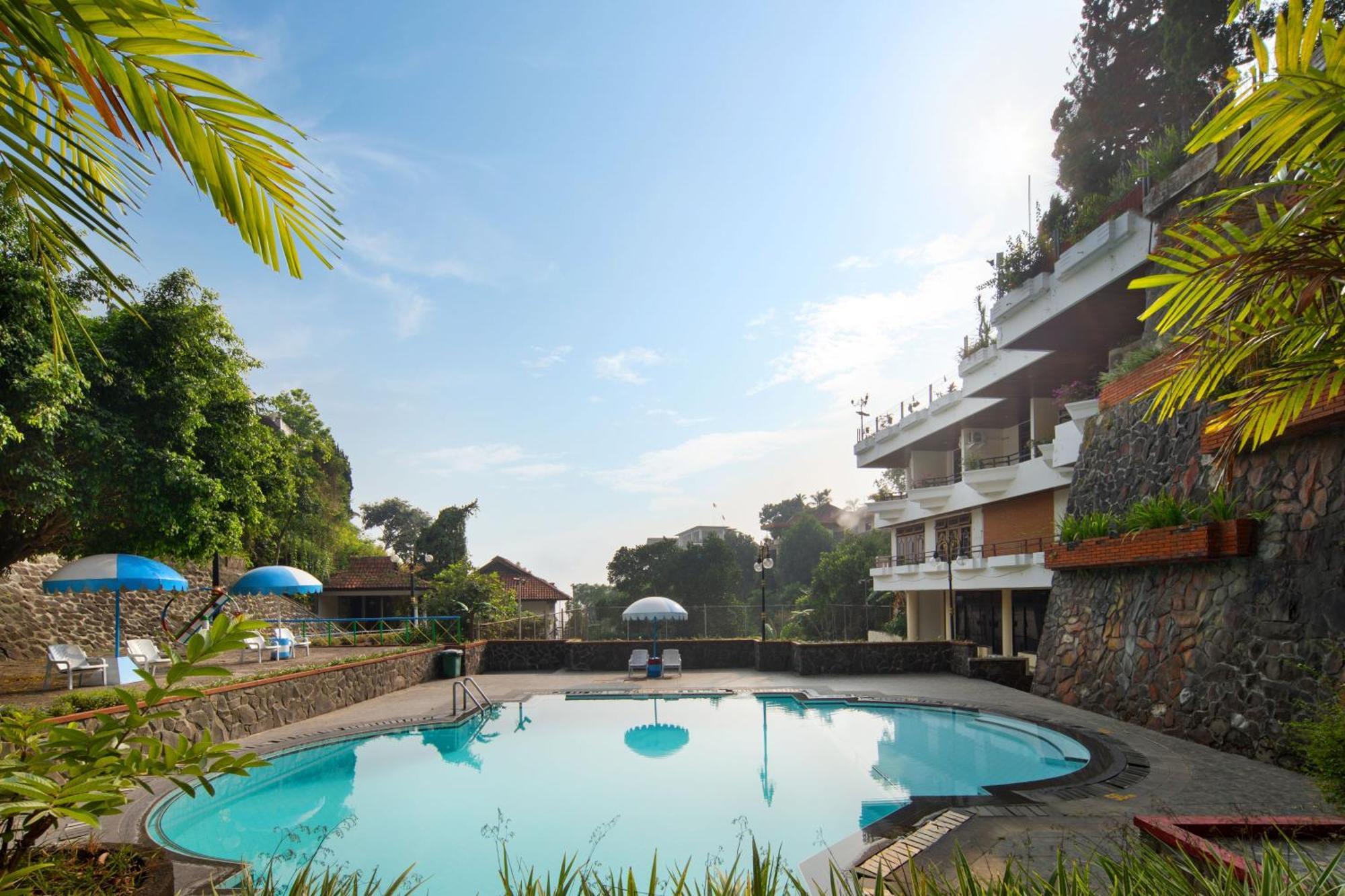 Royal Hotel And Convention Tretes Prigen Exterior foto