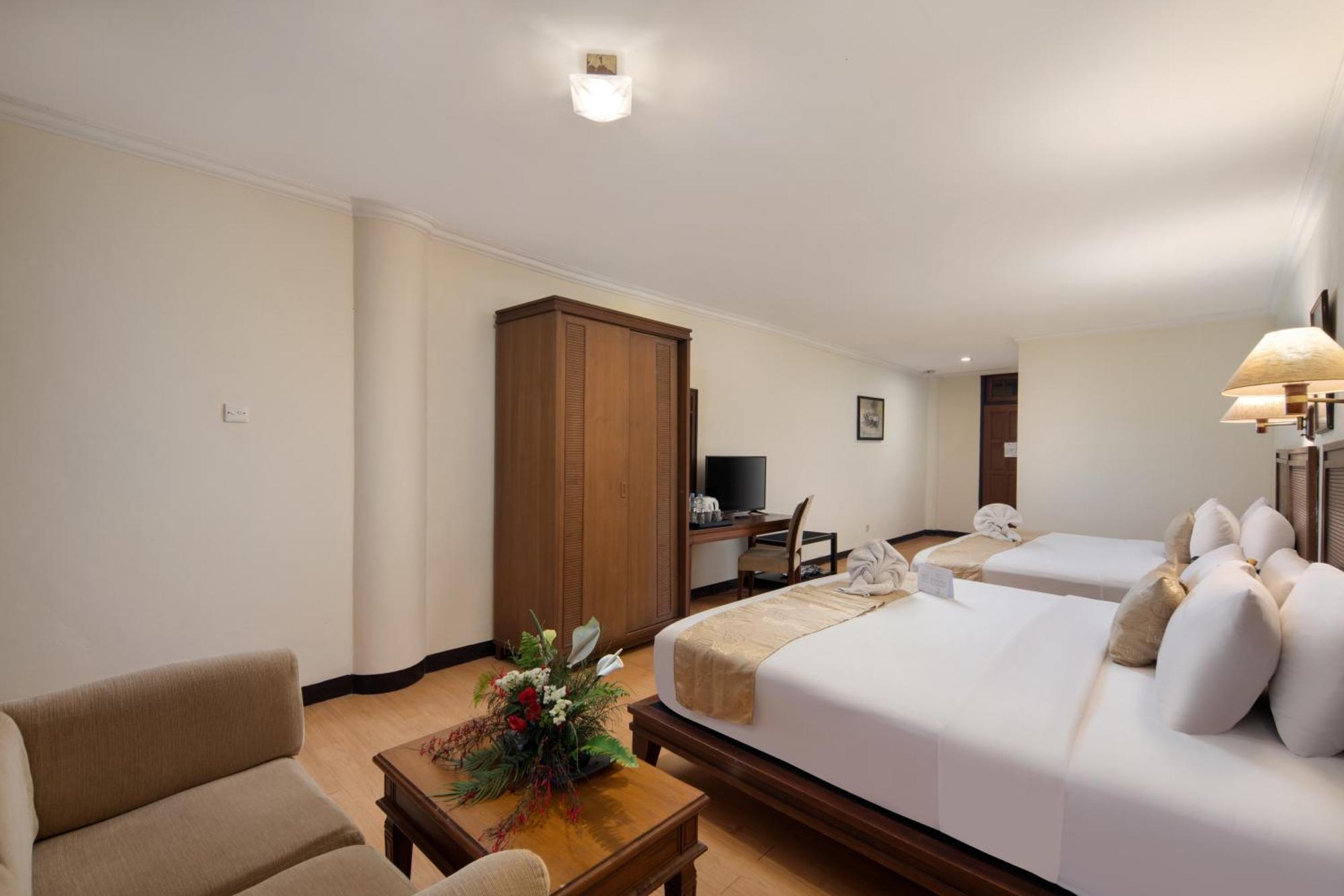 Royal Hotel And Convention Tretes Prigen Exterior foto